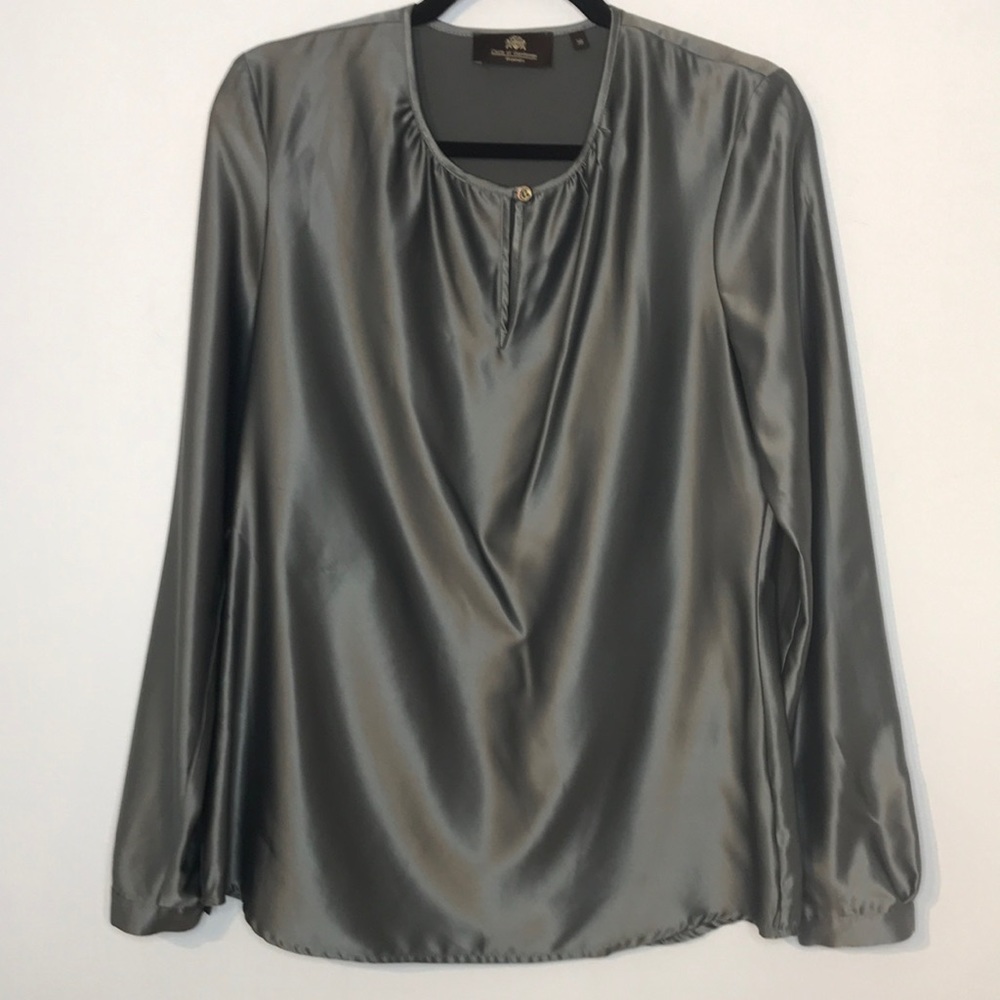 Circle of gentlemen women’s satiny keyhole top